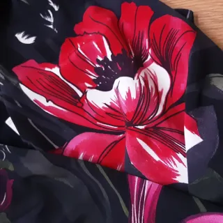 Camisa Morgan flores negra y roja talla M