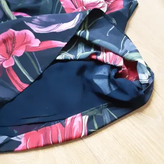 Camisa Morgan flores negra y roja talla M