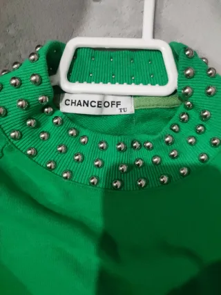 Jersey verde con tachuelas