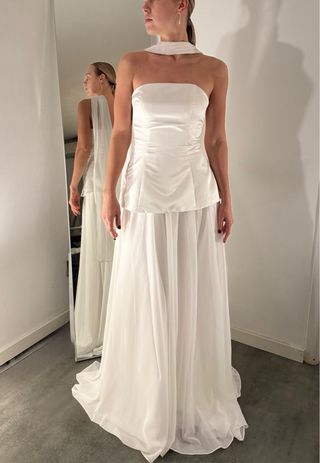 Elegante vestido de boda con pañuelo — Talla M