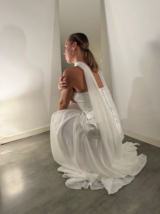 Elegante vestido de boda con pañuelo — Talla M