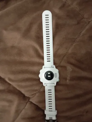 Reloj Garmin Blanco y Plateado está nuevo