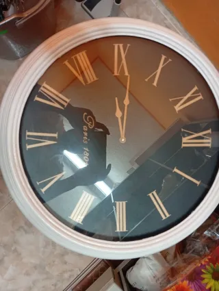 Reloj de pared blanco