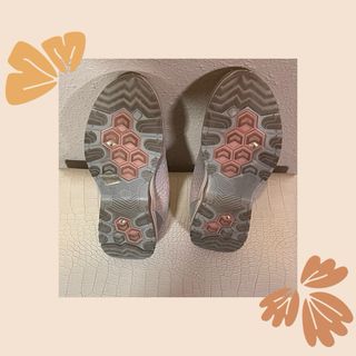 Zapatillas deportivas grises y rosas