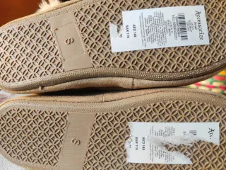 Stivaletti beige Accessorize con finta pelliccia