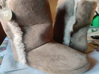 Stivaletti beige Accessorize con finta pelliccia