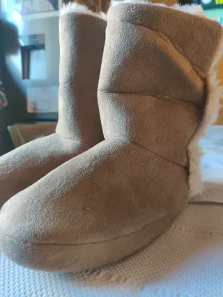 Stivaletti beige Accessorize con finta pelliccia