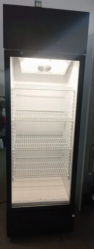 Nevera Expositora Negra Semi Nueva por 350€!
