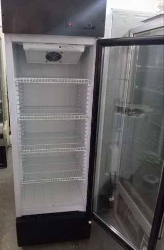 Nevera Expositora Negra Semi Nueva por 350€!