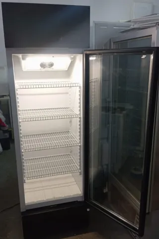 Nevera Expositora Negra Semi Nueva por 350€!