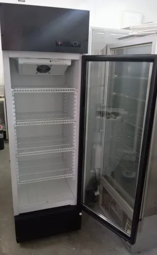 Nevera Expositora Negra Semi Nueva por 350€!