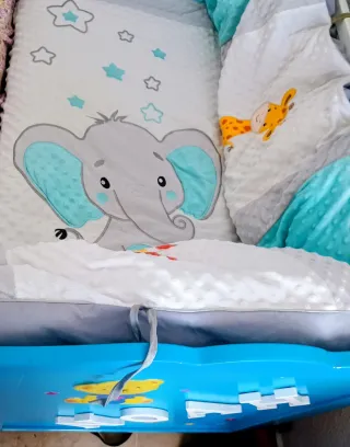 Cuna de madera con accesorios