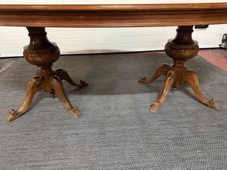 Mesa ovalada de madera antigua