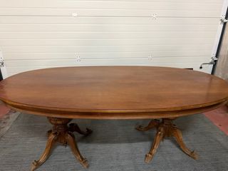 Mesa ovalada de madera antigua