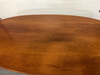 Mesa ovalada de madera antigua