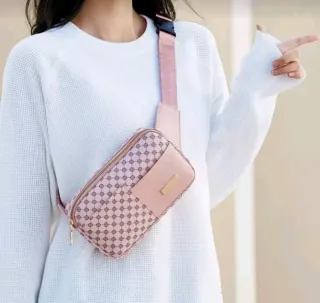 Riñonera rosa con estampado geométrico