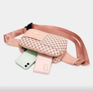 Riñonera rosa con estampado geométrico