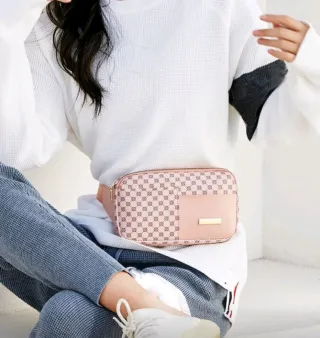 Riñonera rosa con estampado geométrico