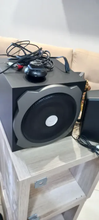 Altavoces casa/ordenador negros y grises