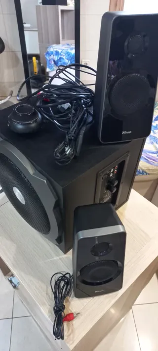 Altavoces casa/ordenador negros y grises