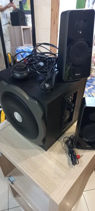 Altavoces casa/ordenador negros y grises