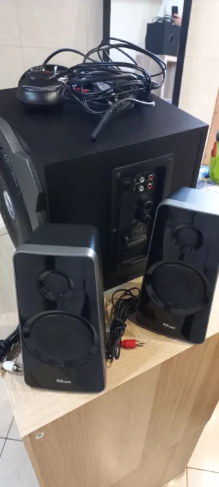 Altavoces casa/ordenador negros y grises