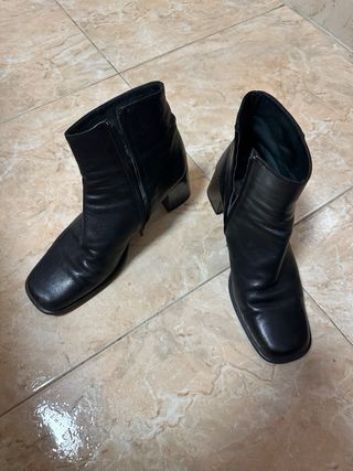 Botines de piel negros