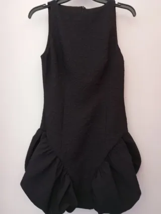 Vestido negro abullonado
