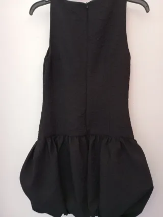 Vestido negro abullonado