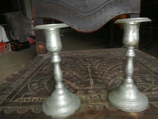 Conjunto 2 castiçais antigos metal , ver fotos