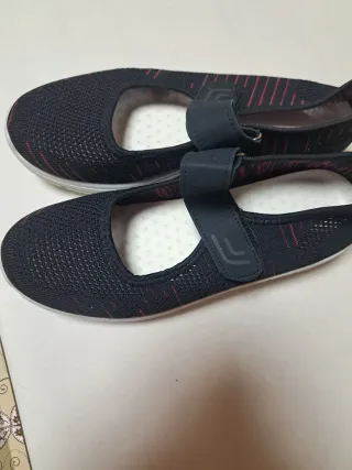 Zapatillas deportivas negras y rosas