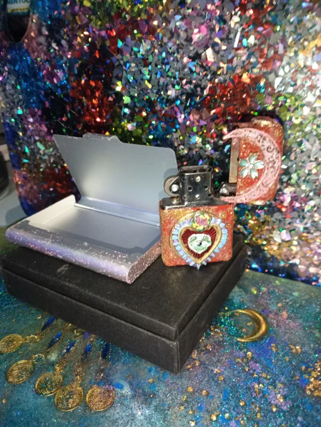 Pacchetto promozionale Tarjetero e accendino tipo Zippo Forever