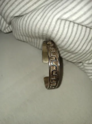 Esclava de plata con diseño griego