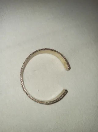 Esclava de plata con diseño griego