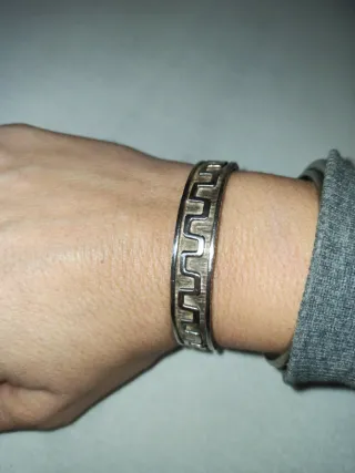 Esclava de plata con diseño griego