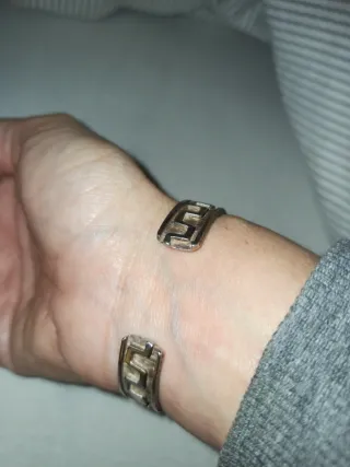 Esclava de plata con diseño griego