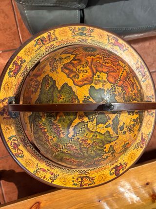 Globo terráqueo de madera