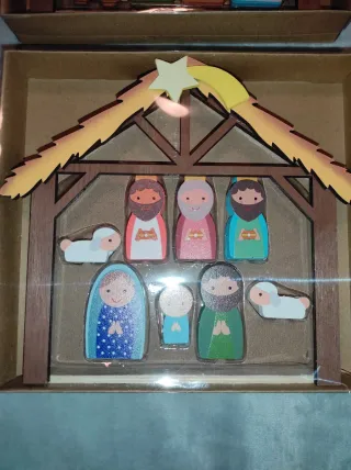 Belén de madera con figuras