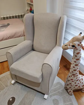 Butaca mecedora de lactancia color beige