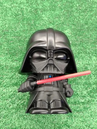 Figura Darth Vader con sable de luz (es una hucha)
