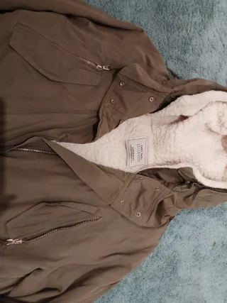 Abrigo Zara verde con borrego