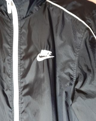 Chaqueta Nike Negra con Ribete Blanco