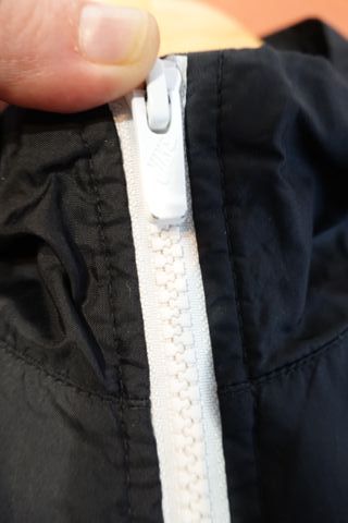 Chaqueta Nike Negra con Ribete Blanco