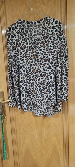 Blusa con estampado de leopardo