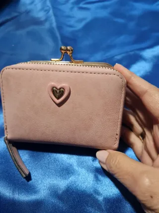 Monedero rosa con corazón dorado