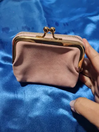 Monedero rosa con corazón dorado