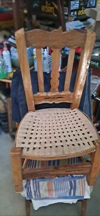 Silla antigua bajita asiento de cuerda