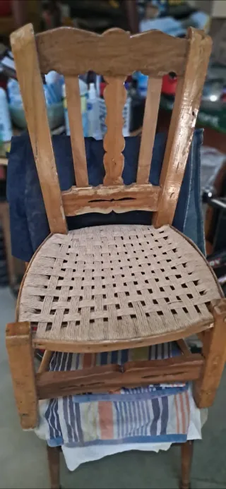 Silla antigua bajita asiento de cuerda