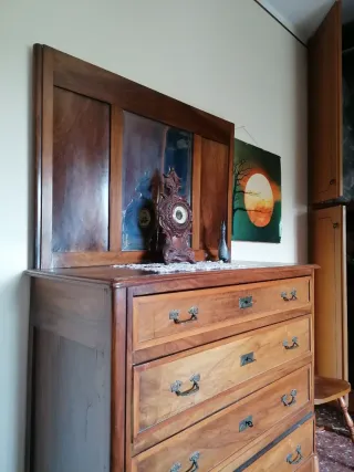 Comò in legno con specchio