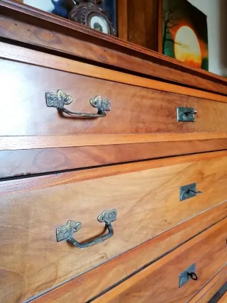 Comò in legno con specchio